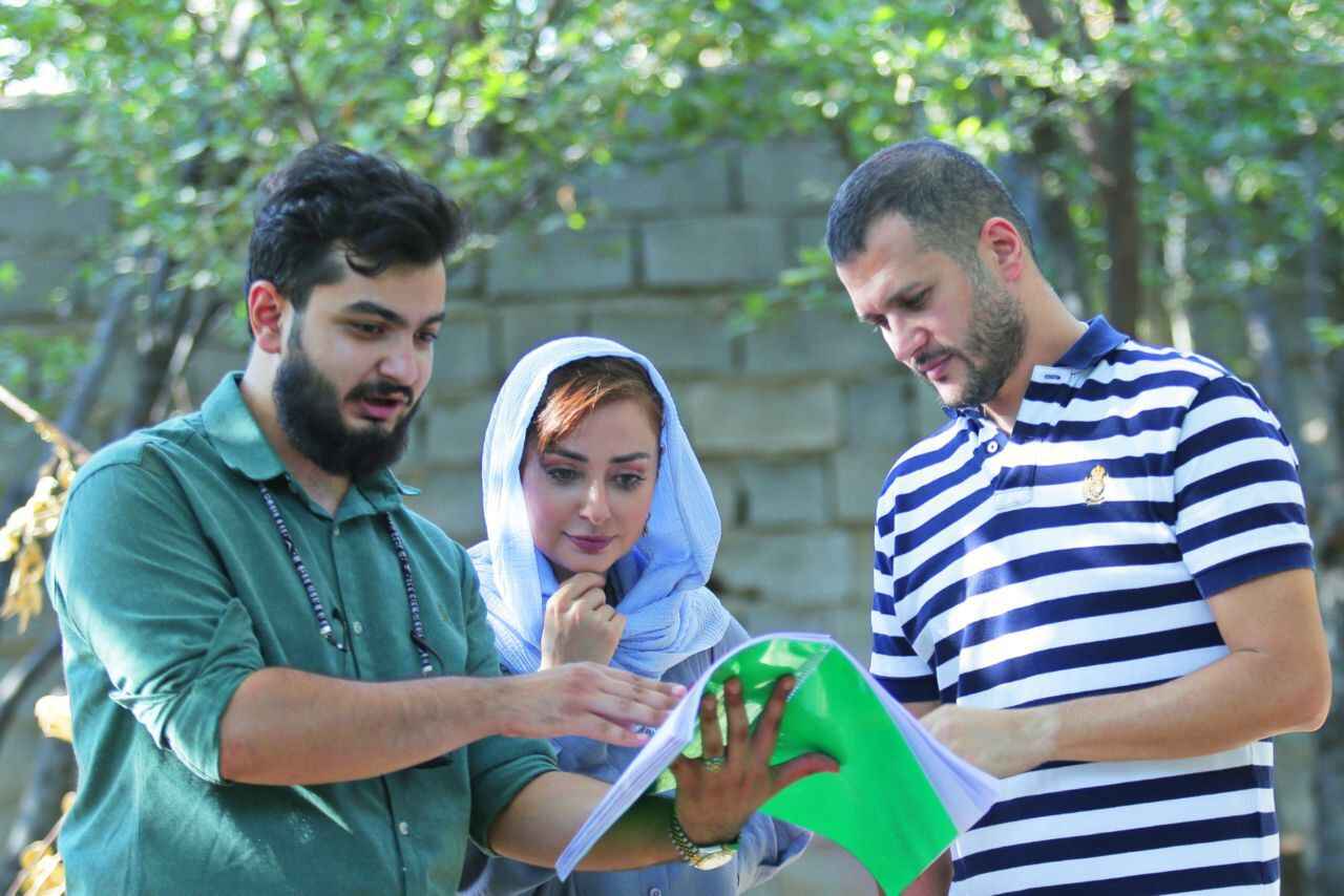 کارگردان نیما هاشمی در کنار بازیگران خانم نفیسه روشن و سیاوش خیرابی
