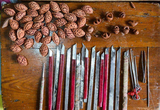 خلق مجسمههای زیبا - کندﻩکاری هسته هلو خلق مجسمههای زیبا - کندﻩکاری هسته هلو