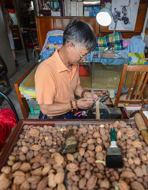 خلق مجسمههای زیبا - کندﻩکاری هسته هلو خلق مجسمههای زیبا - کندﻩکاری هسته هلو