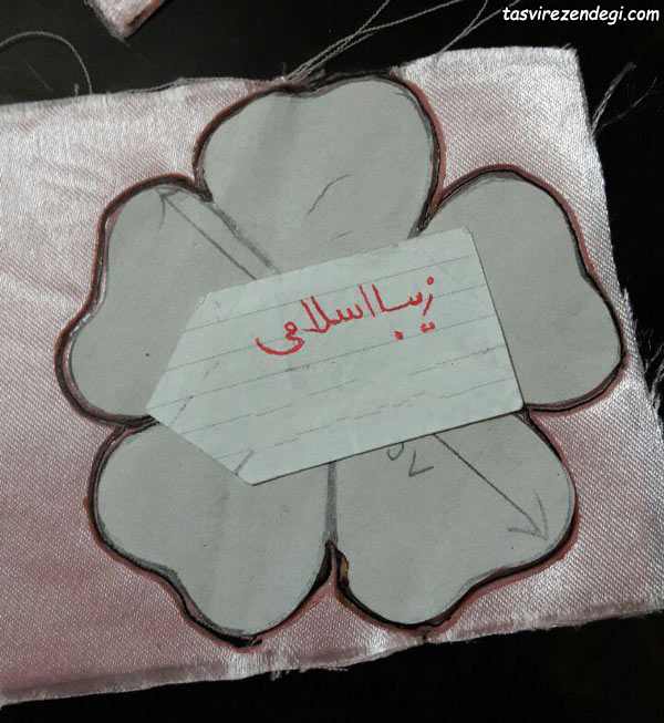 تزیین لباس با گل پارچه ای