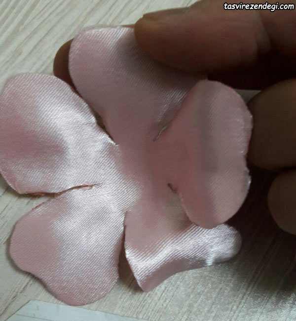تزیین لباس با گل پارچه ای