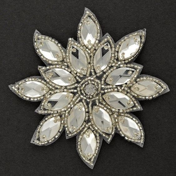 گل سنگ دوزی روی پارچ