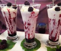طرز تهیه میلک شیک شاهتوت نوشیدنی خنک برای گرمای تابستانی