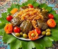 طرز تهیه دلمه برگ مو مجلسی با سس ترش و ملس مخصوص + فوت و فن