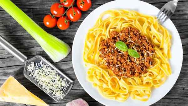 پاستا با گوشت چرخ شده