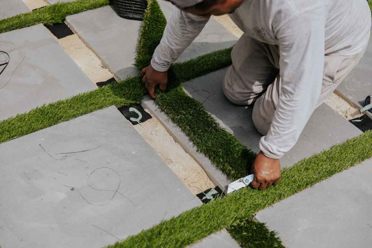 نصب چمن مصنوعی بین موزاییک