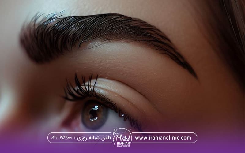 فردی که از انجام کاشت ابرو خود راضی است