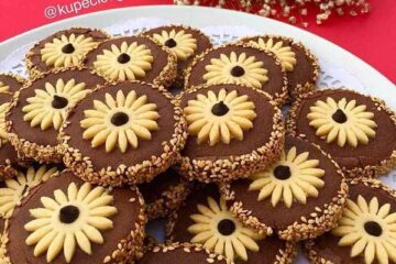 قرابیه کنجدی شکلاتی با گل پاپاتیا شیرینی مخصوص عید نوروز