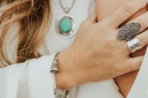 combining accessories with outfits